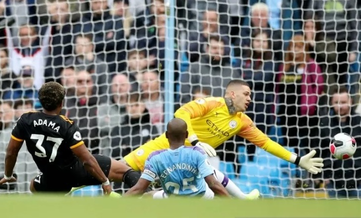 Pemain sayap Wolverhampton Adama Traore (kiri) mencetak gol ke gawang Manchester City disaksikan kiper Ederson Moraes (atas) dan bek Fernandinho (kanan) dalam laga lanjutan Liga Inggris di Stadion Etihad, Manchester, Inggris, Minggu (6/10/2019). (ANTARA/R Pemain sayap Wolverhampton Adama Traore (kiri) mencetak gol ke gawang Manchester City disaksikan kiper Ederson Moraes (atas) dan bek Fernandinho (kanan) dalam laga lanjutan Liga Inggris di Stadion Etihad, Manchester, Inggris, Minggu (6/10/2019). (ANTARA/R