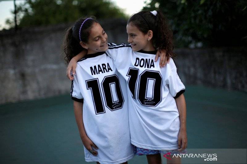 Mara dan Dona, putri kembar Walter Gaston Rotundo, berpose di rumah mereka, di Buenos Aires, Argentina, 27 November 2020. REUTERS / Ueslei Marcelino Mara dan Dona, putri kembar Walter Gaston Rotundo, berpose di rumah mereka, di Buenos Aires, Argentina, 27 November 2020. REUTERS / Ueslei Marcelino