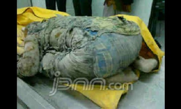 Jenazah Mbah Maridjan Juru Kunci Merapi Dalam Keadaan Sujud (Foto: jpnn) Jenazah Mbah Maridjan Juru Kunci Merapi Dalam Keadaan Sujud (Foto: jpnn)
