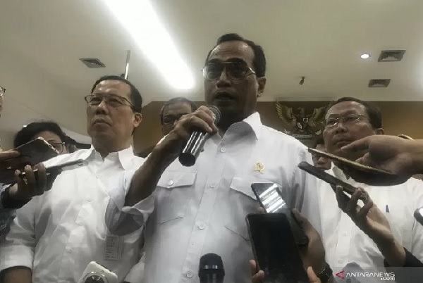 Menteri Perhubungan Budi Karya Sumadi memberikan keterangan kepada awak media usai Jumpa Pers Akhir Tahun 2019 di Jakarta, Kamis. (ANTARA/ Juwita Trisna Rahayu) Menteri Perhubungan Budi Karya Sumadi memberikan keterangan kepada awak media usai Jumpa Pers Akhir Tahun 2019 di Jakarta, Kamis. (ANTARA/ Juwita Trisna Rahayu)