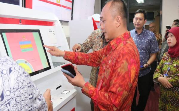Dirjen Dukcapil Kemendagri Zudan Arief Fakrulloh mencoba menggunakan Anjungan Dukcapil Mandiri (ADM) saat uji coba di kantor Ditjen Dukcapil Kemendagri, Jakarta. Foto: Humas Dukcapil for JPNN.com Dirjen Dukcapil Kemendagri Zudan Arief Fakrulloh mencoba menggunakan Anjungan Dukcapil Mandiri (ADM) saat uji coba di kantor Ditjen Dukcapil Kemendagri, Jakarta. Foto: Humas Dukcapil for JPNN.com