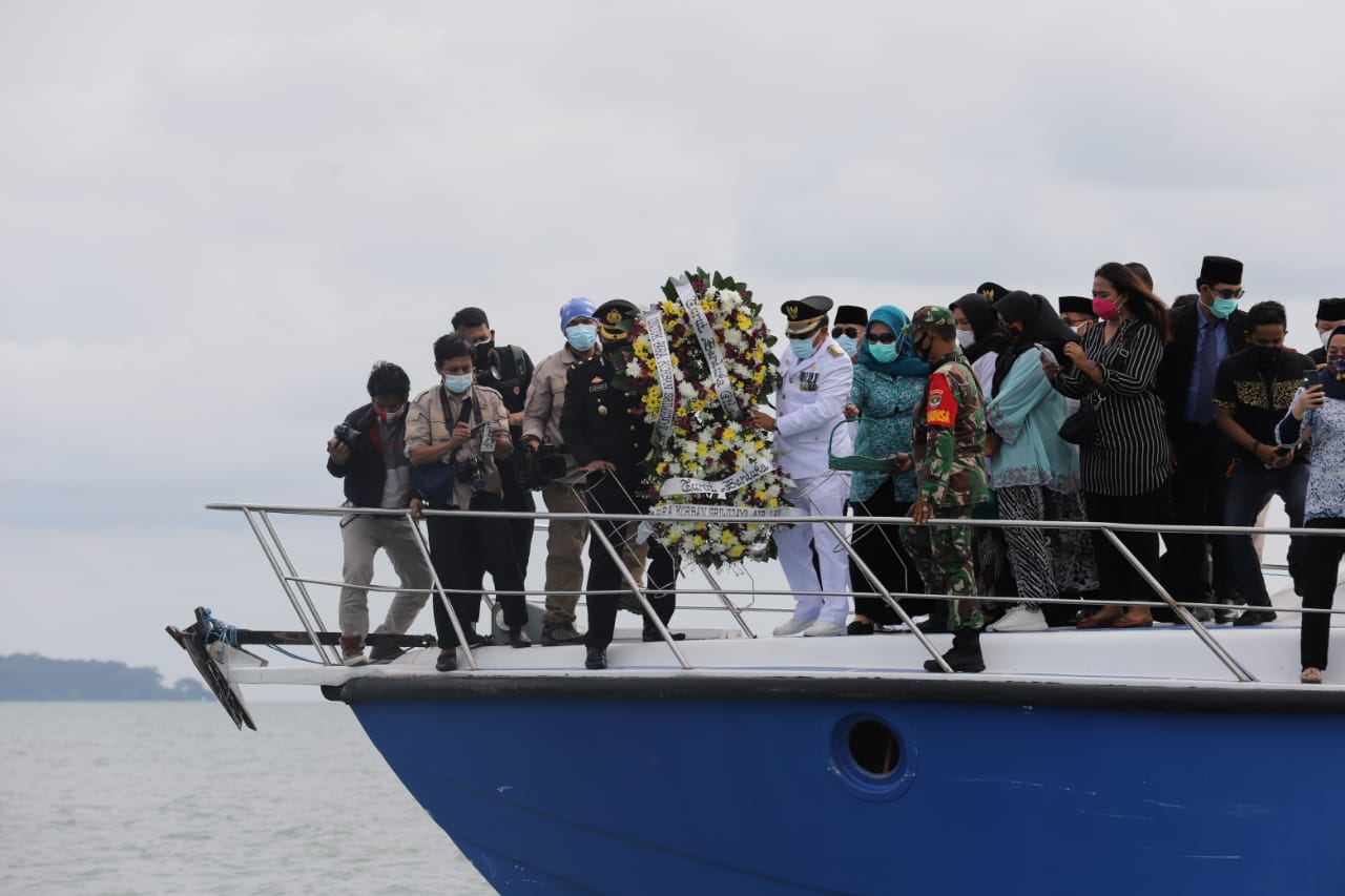 Tabur Bunga, Bupati: Semoga Kepulauan Seribu Dijauhkan dari Segala Mara Bahaya. Foto: Sudin Kominfo Kabupaten Pulau Seribu Tabur Bunga, Bupati: Semoga Kepulauan Seribu Dijauhkan dari Segala Mara Bahaya. Foto: Sudin Kominfo Kabupaten Pulau Seribu