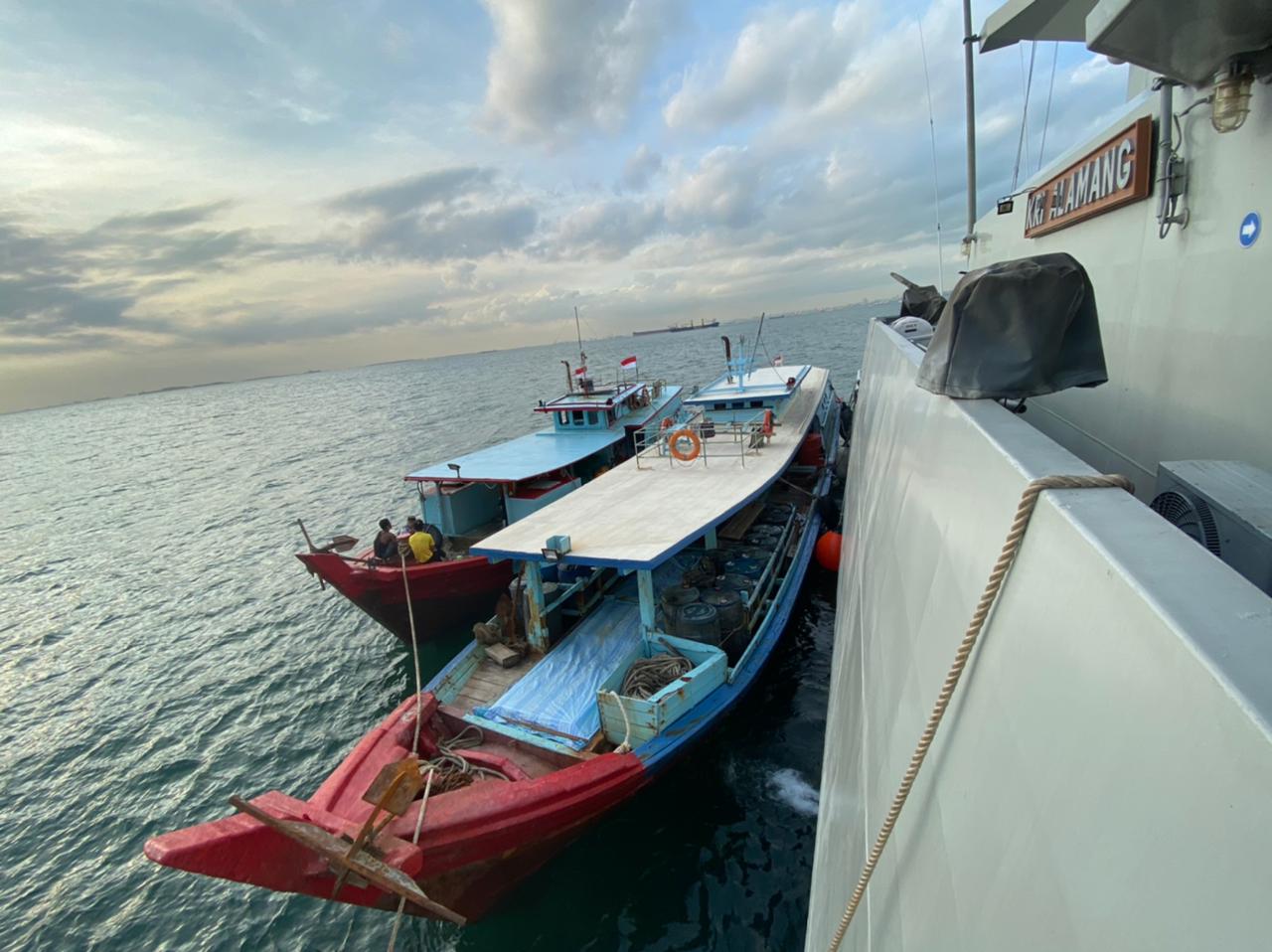 TNI AL Gagalkan 2 Kapal Minyak Ilegal di Selat Singapura. Foto: puspentni TNI AL Gagalkan 2 Kapal Minyak Ilegal di Selat Singapura. Foto: puspentni