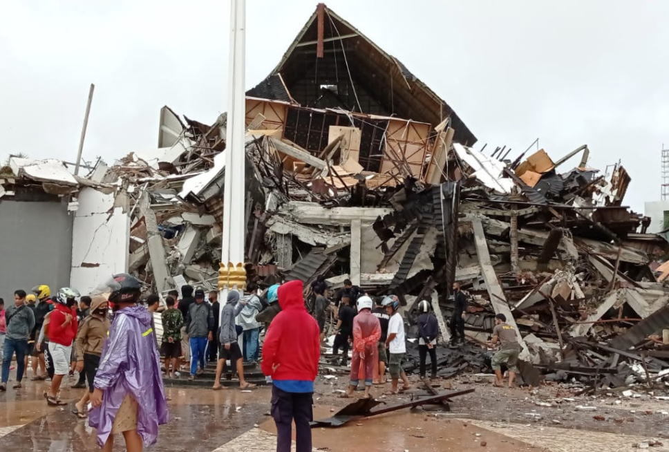 Kantor Gubernur Sulawesi Barat rubuh akibat gempa. Foto: Twitter Kantor Gubernur Sulawesi Barat rubuh akibat gempa. Foto: Twitter
