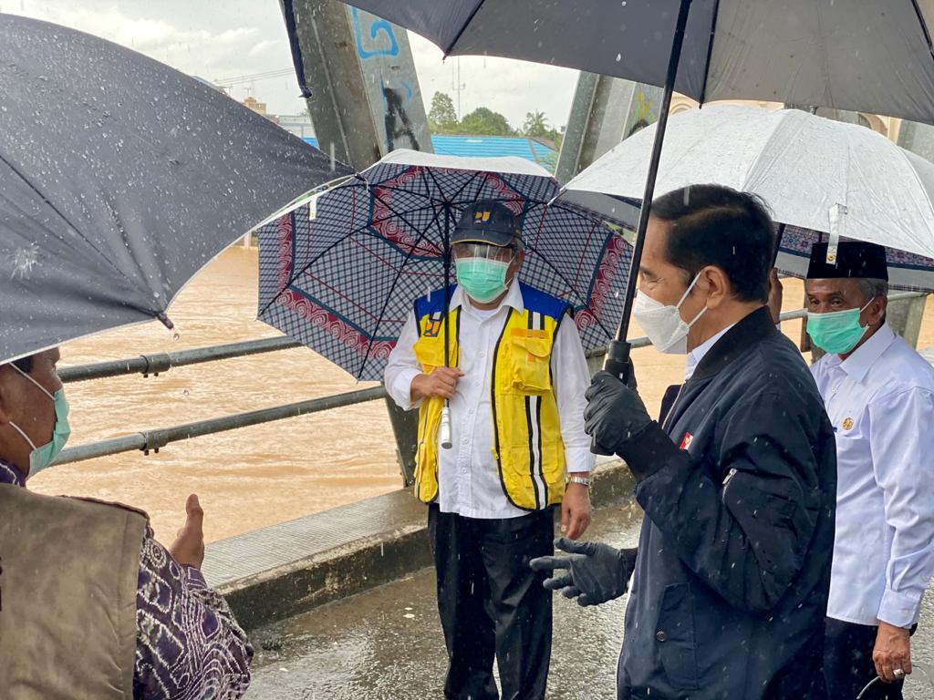 Jokowi tinjau banjir Kalsel. Foto: Biro Sekret Jokowi tinjau banjir Kalsel. Foto: Biro Sekret