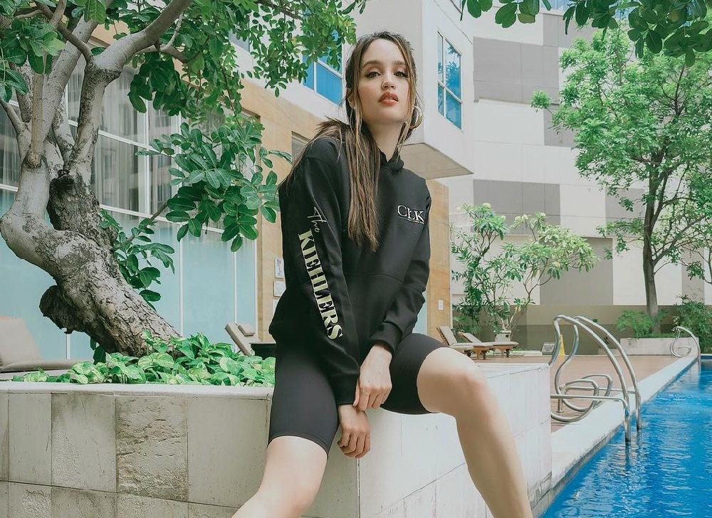 OOTD Cinta Laura saat olahraga. Foto: Instagram @ckiehls OOTD Cinta Laura saat olahraga. Foto: Instagram @ckiehls