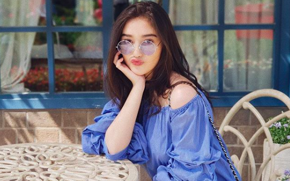Baju model off shoulder. Foto: Instagram @rantymaria Baju model off shoulder. Foto: Instagram @rantymaria
