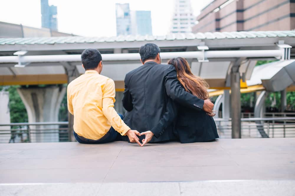 Alasan Seseorang Mau Jadi Orang Ketiga. Foto: Hellosehat Alasan Seseorang Mau Jadi Orang Ketiga. Foto: Hellosehat