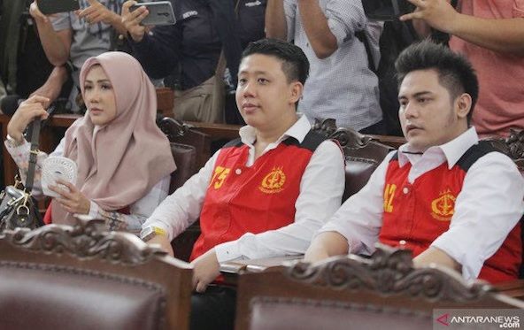 Rey Utami (berhijab) bersama suami, Pablo Benua, dan Galih Ginajar saat menjalani sidang kasus ikan asin di Pengadilan Negeri Jakarta Selatan. (Foto: Reno Asnir/Antara) Rey Utami (berhijab) bersama suami, Pablo Benua, dan Galih Ginajar saat menjalani sidang kasus ikan asin di Pengadilan Negeri Jakarta Selatan. (Foto: Reno Asnir/Antara)