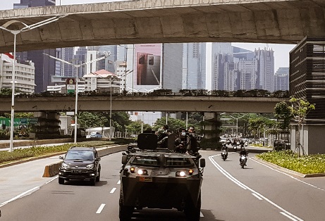 Heboh! Wanita Baju Kotak-Kotak Naik Panser TNI di Markas FPI (Foto: Andri Bagus Syaeful/GenPI.co) Heboh! Wanita Baju Kotak-Kotak Naik Panser TNI di Markas FPI (Foto: Andri Bagus Syaeful/GenPI.co)