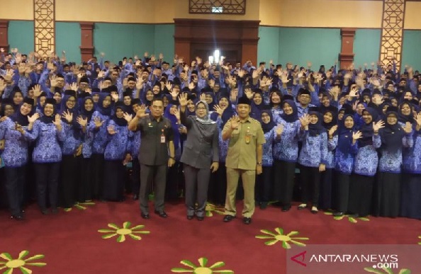 Bupati Bogor, Ade Yasin saat foto bersama dengan PNS Kabupaten Bogor yang baru dilantik, Senin (27/1/2020). (Foto: ANTARA/M Fikri Setiawan) Bupati Bogor, Ade Yasin saat foto bersama dengan PNS Kabupaten Bogor yang baru dilantik, Senin (27/1/2020). (Foto: ANTARA/M Fikri Setiawan)