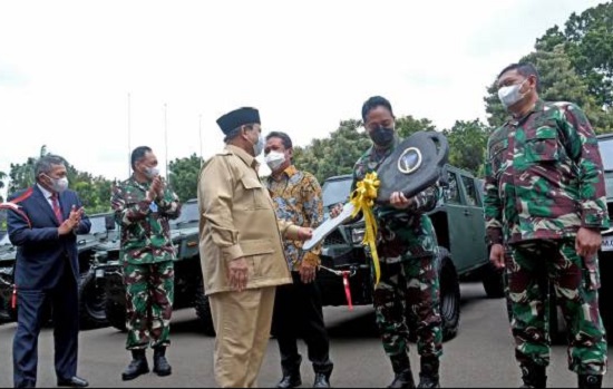 Prabowo Subianto Bikin Jenderal Andika Perkasa Menganggut (Foto: Dok. PT.Pindad) Prabowo Subianto Bikin Jenderal Andika Perkasa Menganggut (Foto: Dok. PT.Pindad)