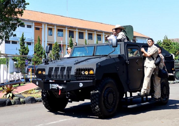 Menhan Prabowo Subianto mencoba kendaraan taktis (rantis) Komodo di PT Pindad (Foto: Kemhan RI/GenPI.co) Menhan Prabowo Subianto mencoba kendaraan taktis (rantis) Komodo di PT Pindad (Foto: Kemhan RI/GenPI.co)