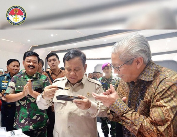 Prabowo Subianto mencicip ransum. (Foto: dari Twitter @Kemhan_RI) Prabowo Subianto mencicip ransum. (Foto: dari Twitter @Kemhan_RI)