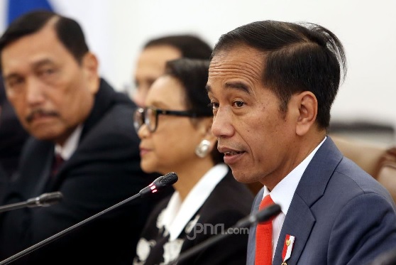 Rocky Gerung Naik Darah, Bikin Sri Mulyani dan Jokowi Tersudut (Foto: JPNN.com/GenPI.co) Rocky Gerung Naik Darah, Bikin Sri Mulyani dan Jokowi Tersudut (Foto: JPNN.com/GenPI.co)