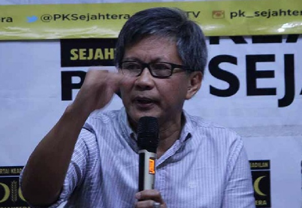Mendadak Rocky Gerung Bongkar Fakta Jokowi, Tragis (Foto: JPNN.com/GenPI.co) Mendadak Rocky Gerung Bongkar Fakta Jokowi, Tragis (Foto: JPNN.com/GenPI.co)