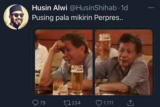 Foto Rocky Gerung yang diduga memegang miras. (Sumber: sc Twitter @HusinShihab) Foto Rocky Gerung yang diduga memegang miras. (Sumber: sc Twitter @HusinShihab)