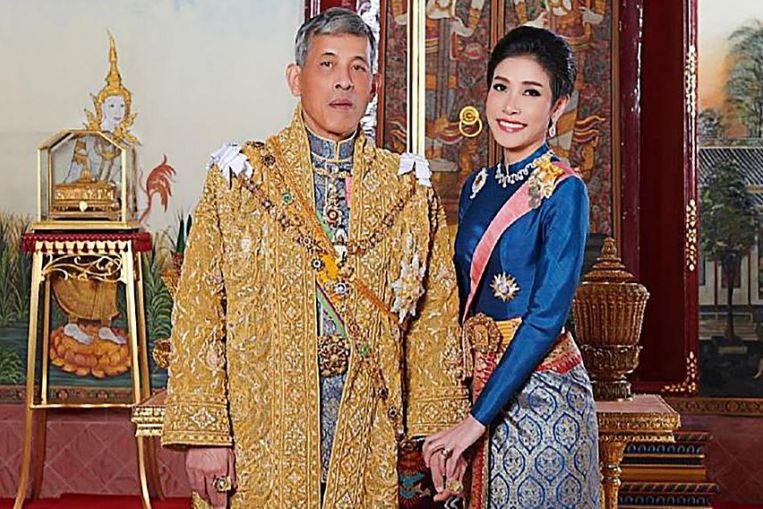Sineenat Wongvajirpakdi dan Raja Thailand. Foto: glbnews Sineenat Wongvajirpakdi dan Raja Thailand. Foto: glbnews