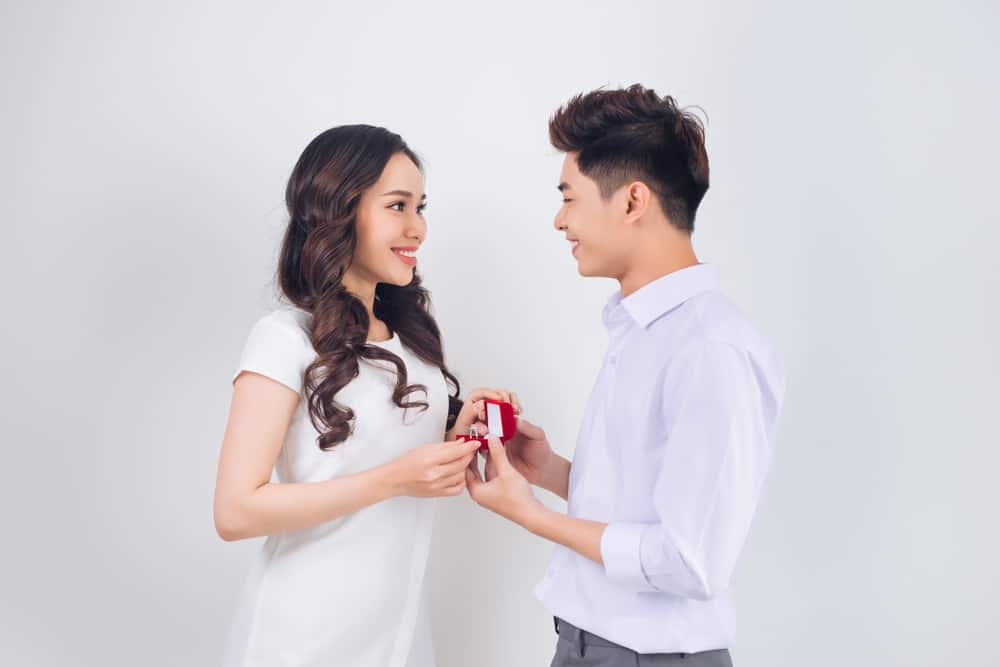 Ilustrasi pasangan mengajak nikah. Foto: Shutterstock Ilustrasi pasangan mengajak nikah. Foto: Shutterstock