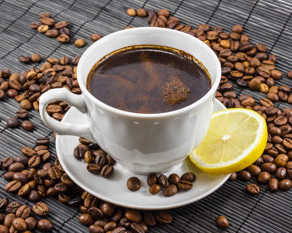 Ilustrasi kopi campur lemon. Foto: Shutterstock Ilustrasi kopi campur lemon. Foto: Shutterstock