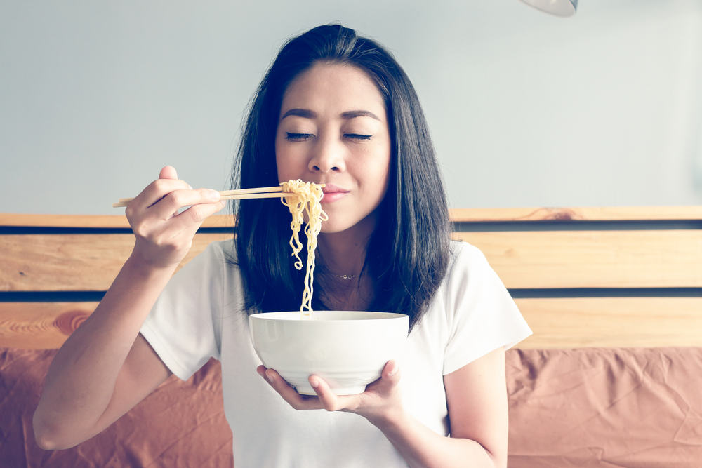 Ilustrasi makan mi instan. Foto: Shutterstock Ilustrasi makan mi instan. Foto: Shutterstock