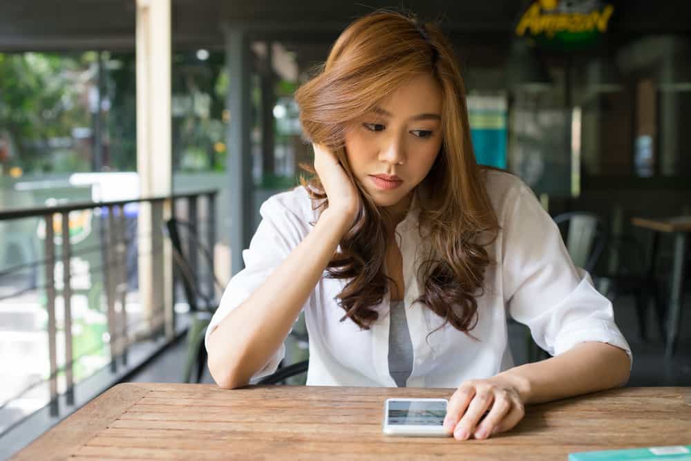 Ilustrasi kena ghosting. Foto: Shutterstock Ilustrasi kena ghosting. Foto: Shutterstock