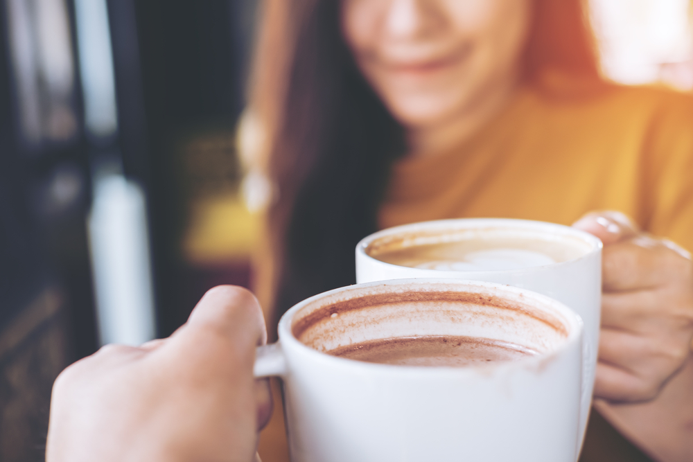 Ilustrasi minum kopi. Foto: shutterstock Ilustrasi minum kopi. Foto: shutterstock