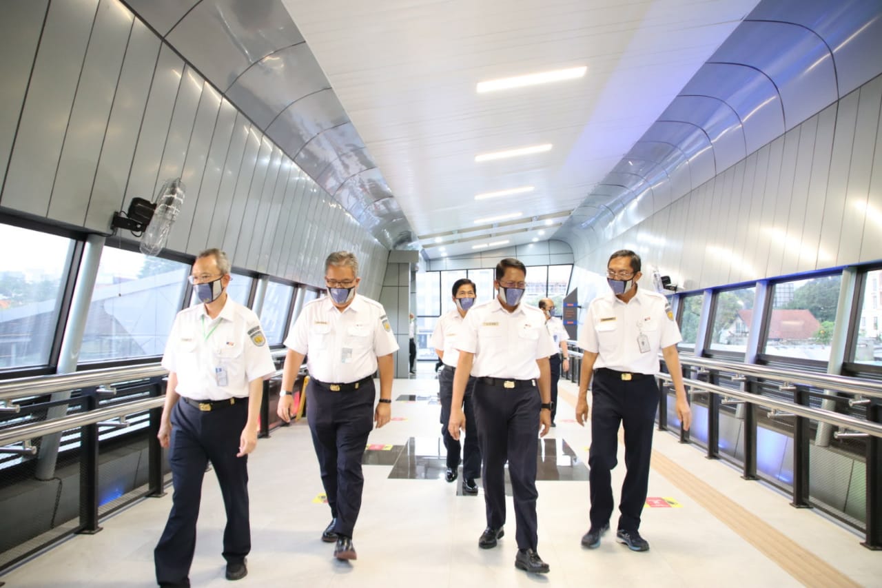 Direksi PT KAI dan Komisaris meninjau di area Skybridge Stasiun Bandung. Foto: Humas KAI Daop 2 Direksi PT KAI dan Komisaris meninjau di area Skybridge Stasiun Bandung. Foto: Humas KAI Daop 2