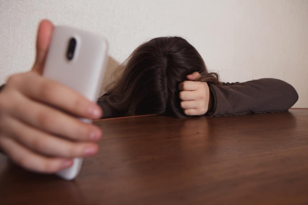 Ilustrasi stalking mantan. Foto: Shutterstock Ilustrasi stalking mantan. Foto: Shutterstock
