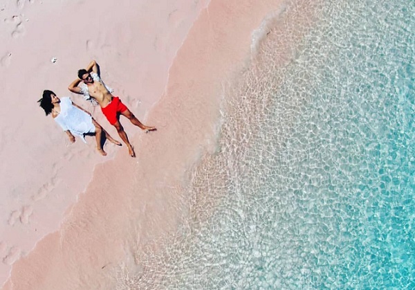 Pasangan Artis Seksi di Pantai Pink, Terasa Dunia Milik Berdua (Foto: Instagram/@csugiono) Pasangan Artis Seksi di Pantai Pink, Terasa Dunia Milik Berdua (Foto: Instagram/@csugiono)