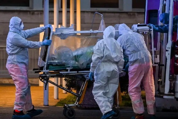 Penanganan pasien virus corona (Ilustrasi). (Foto: AFP) Penanganan pasien virus corona (Ilustrasi). (Foto: AFP)