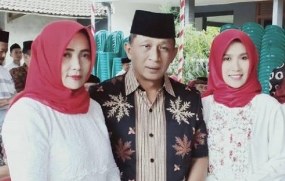 Wakil Bupati Blitar Marhaenis Urip Widodo dan dua istrinya. (Antara Jatim) Wakil Bupati Blitar Marhaenis Urip Widodo dan dua istrinya. (Antara Jatim)