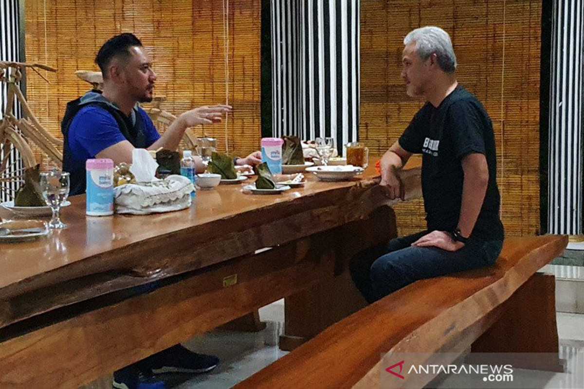 Agus Harimurti Yudhoyono (AHY) berbincang dengan Ganjar Pranowo. Foto: Antara/Ho/Jpnn Agus Harimurti Yudhoyono (AHY) berbincang dengan Ganjar Pranowo. Foto: Antara/Ho/Jpnn