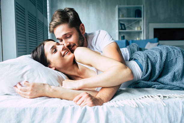 Ilustrasi pasangan suami istri. Foto: Shutterstock Ilustrasi pasangan suami istri. Foto: Shutterstock