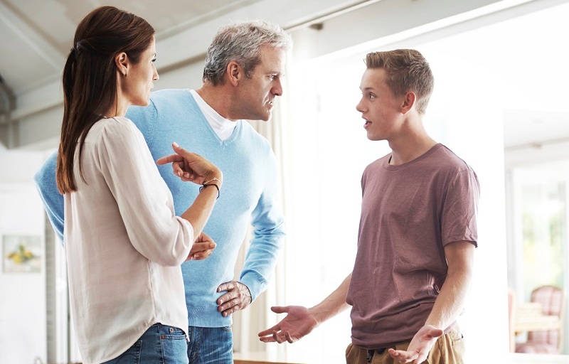 Ilustrasi anak dan orang tua. Foto: Shutterstock Ilustrasi anak dan orang tua. Foto: Shutterstock