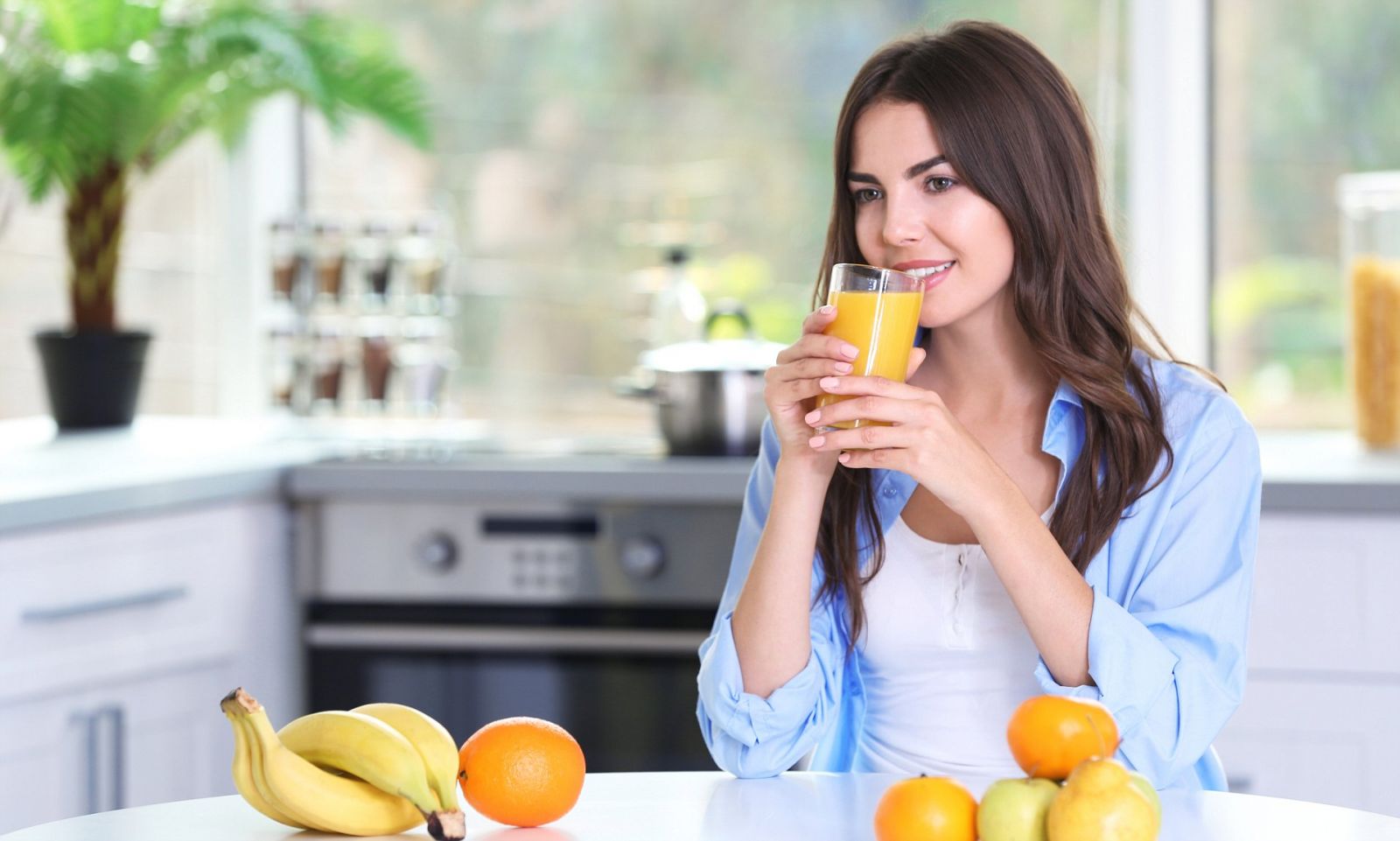 Ilustrasi minum jus buah. Foto: Shutterstock Ilustrasi minum jus buah. Foto: Shutterstock