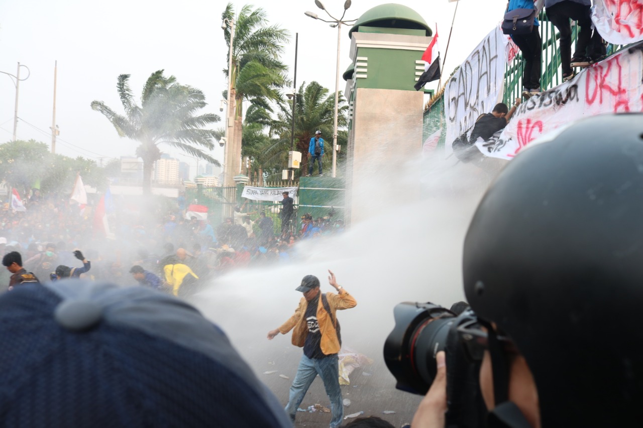 Demonstrasi menolak pengesahan RUU KUHP dan revisi UU KPK di depan Gedung DPR, Jakarta, Selasa (24/9/2019). Foto: Andi Ristanto/GenPI.co Demonstrasi menolak pengesahan RUU KUHP dan revisi UU KPK di depan Gedung DPR, Jakarta, Selasa (24/9/2019). Foto: Andi Ristanto/GenPI.co