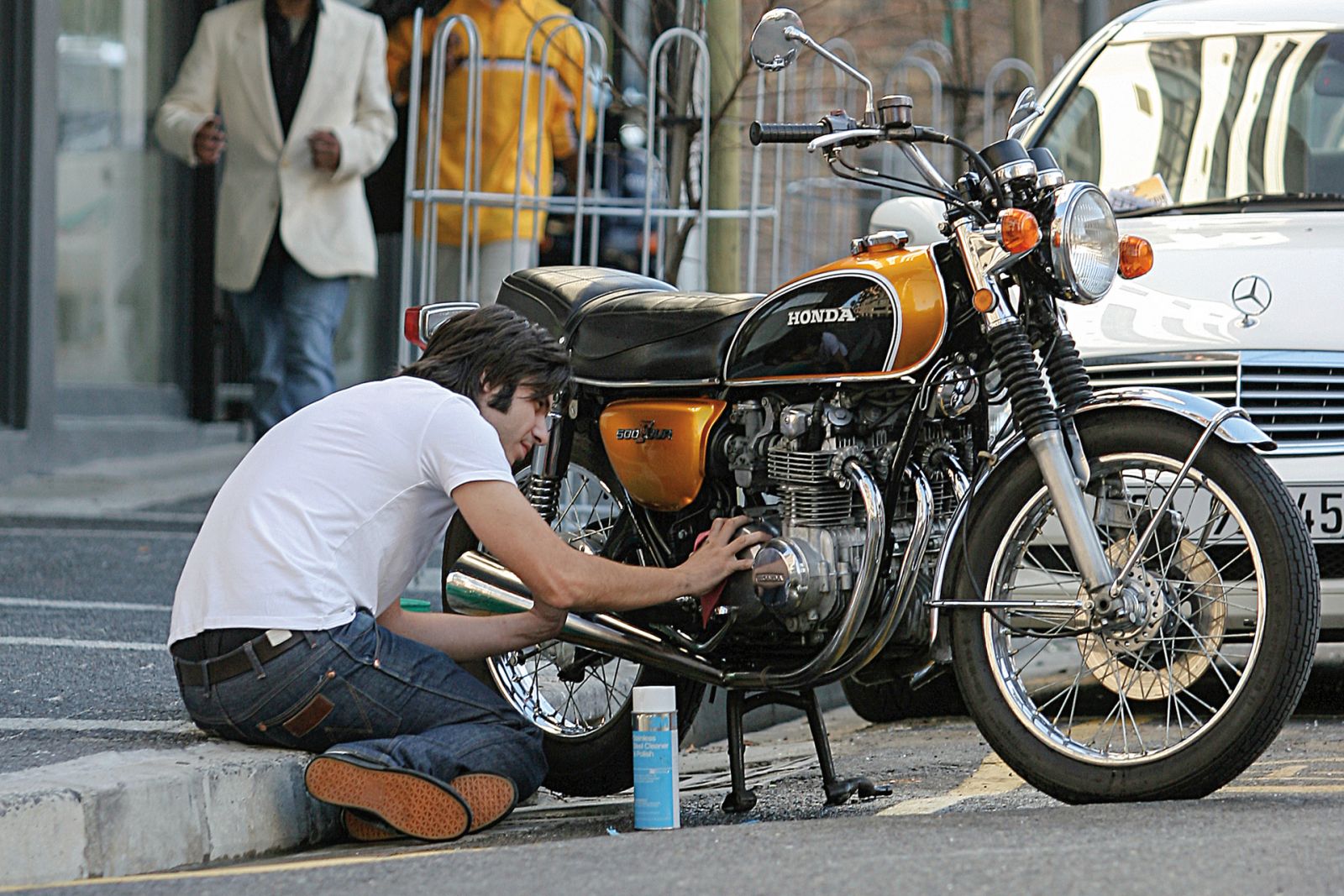 Ilustrasi merawat motor. Foto: Cycle World Ilustrasi merawat motor. Foto: Cycle World