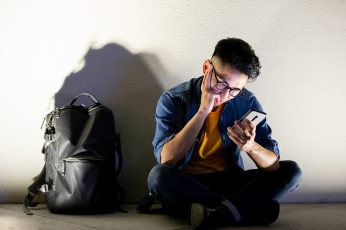 Ilustrasi rindu mantan. Foto: Shutterstock Ilustrasi rindu mantan. Foto: Shutterstock