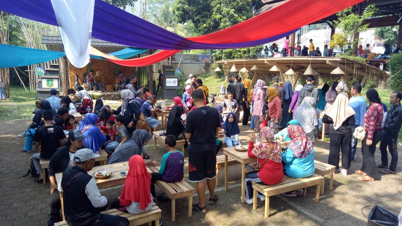 Pasar Cikundul: Senang-senang Sambil Bantu Korban Gempa