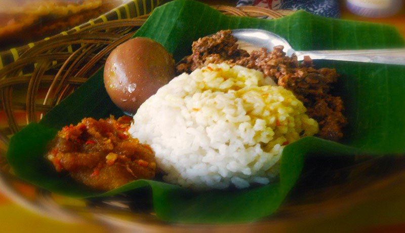Gudeg Manggar disajikan dengan nasi telur. Gudeg Manggar disajikan dengan nasi telur.