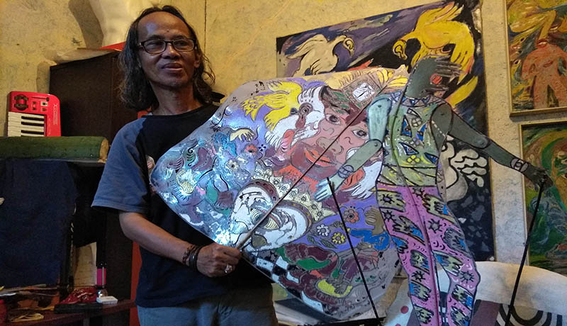 Efendi dan Wayang Sukuraga ciptaannya Efendi dan Wayang Sukuraga ciptaannya
