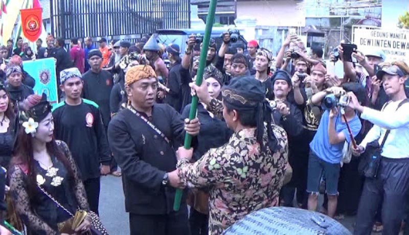 Kirab Panji Helaran Keraton Sumedang Larang (Foto: Ngopibareng) Kirab Panji Helaran Keraton Sumedang Larang (Foto: Ngopibareng)