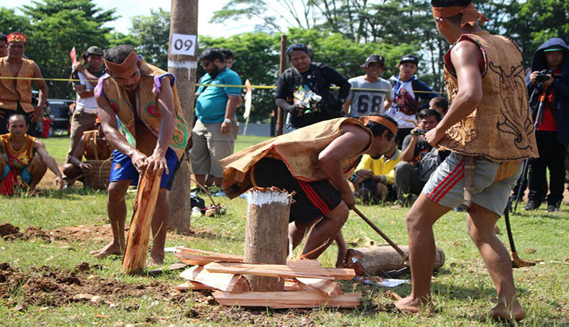 Atraksi Budaya Dayak dalam Festival Isen Mulan 2018. Atraksi Budaya Dayak dalam Festival Isen Mulan 2018.
