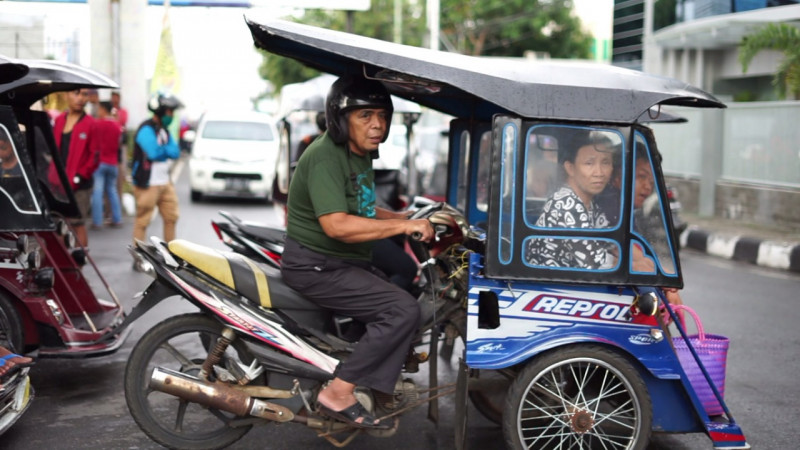 Bentor atau becak motor menjadi transportasi umum masyarakat Bentor atau becak motor menjadi transportasi umum masyarakat