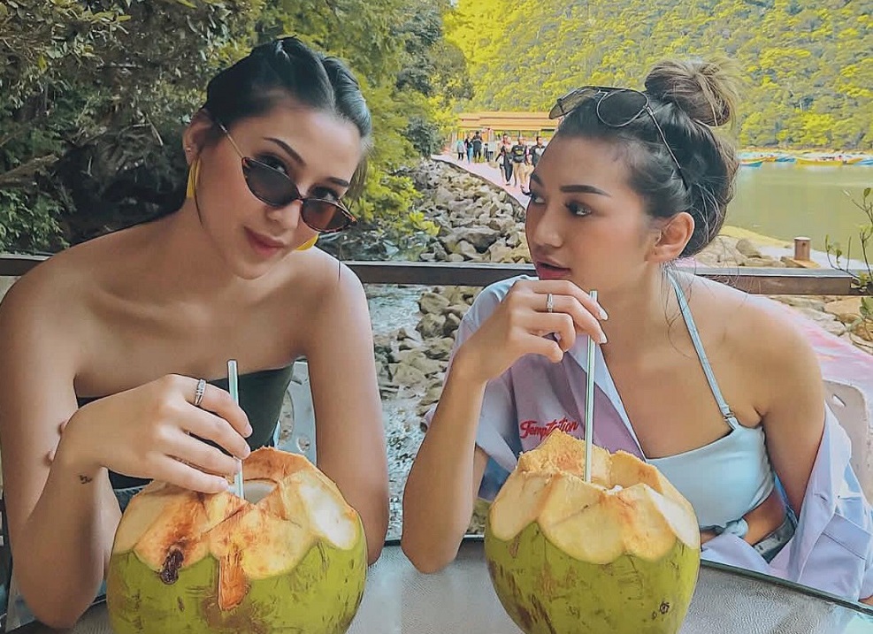 Ilustrasi makeup simple saat travelling outdoor. (Foto: Instagram/@racheltheresia) Ilustrasi makeup simple saat travelling outdoor. (Foto: Instagram/@racheltheresia)