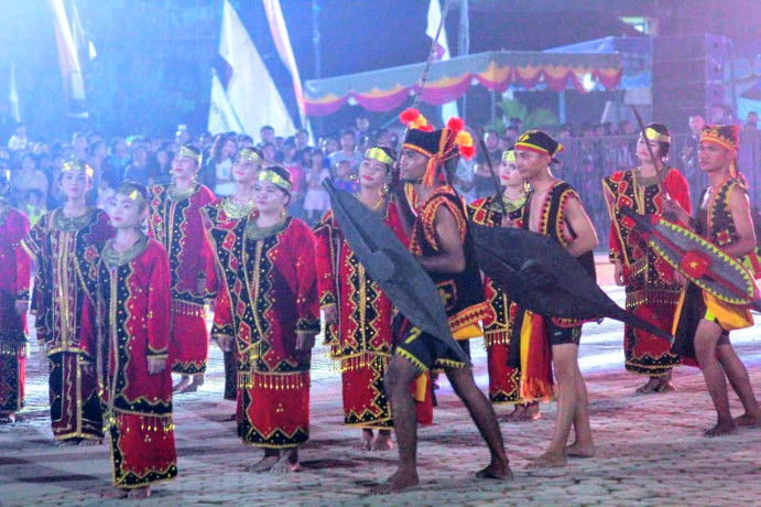Tarian Maena pada ditampilkan pada karnaval Budaya di Ya'ahowu Nias Festival 2018. Tarian Maena pada ditampilkan pada karnaval Budaya di Ya'ahowu Nias Festival 2018.