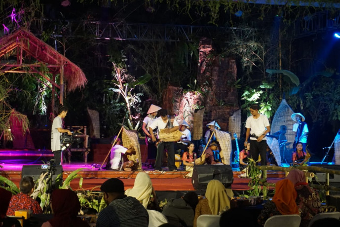 Penampilan pembuka dalam konser bundengan perdana dalam rangkaian What Is Bundengan 2018 di Adipura Kencana, Senin(26/11) malam. (Foto Erwin/Wonosobo) Penampilan pembuka dalam konser bundengan perdana dalam rangkaian What Is Bundengan 2018 di Adipura Kencana, Senin(26/11) malam. (Foto Erwin/Wonosobo)