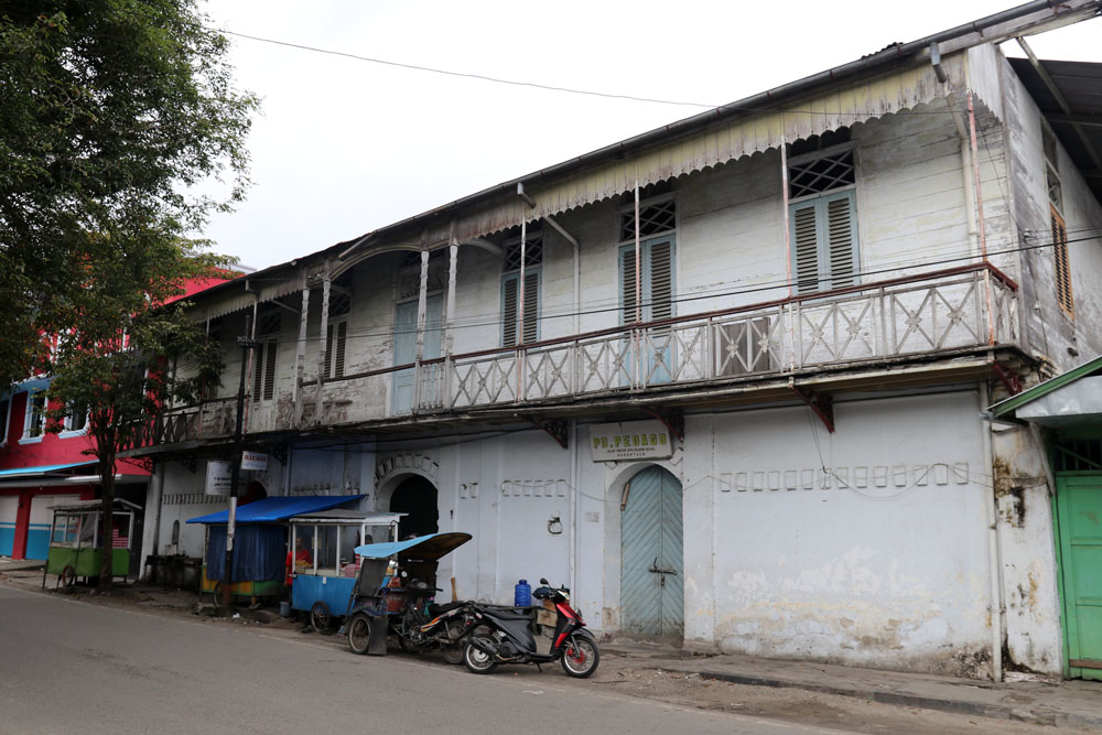 Kopra Fond : Bangunan 2 lantai ini adalah gedung Kopra Fond (Yayasan Kopra) yang masih kokoh berdiri di pusat kota. Kopra Fond : Bangunan 2 lantai ini adalah gedung Kopra Fond (Yayasan Kopra) yang masih kokoh berdiri di pusat kota.