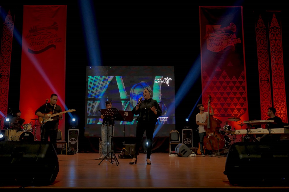 asya bersama komunitas Gubuk Jazz saat tampil di Malacca Strait Jazz 2018 di Anjung Seni Idrus Tintin Pekanbaru (Foto: Heru Maindikali) asya bersama komunitas Gubuk Jazz saat tampil di Malacca Strait Jazz 2018 di Anjung Seni Idrus Tintin Pekanbaru (Foto: Heru Maindikali)